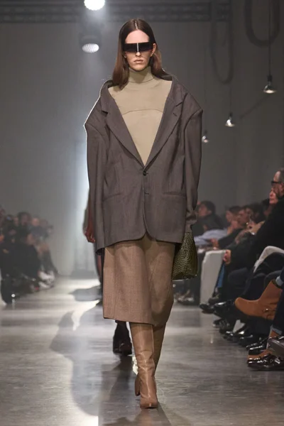 Look 16